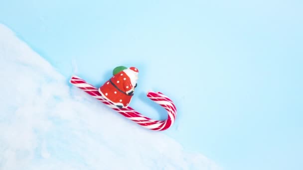 Weihnachtsmann Auf Einem Schlitten Voller Zuckerstangen Eilt Schnell Den Schneebedeckten — Stockvideo