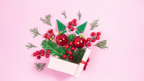 Addobbi Natalizi Piccoli Alberi Natale Vicino Alla Confezione Regalo Rosa — Video Stock
