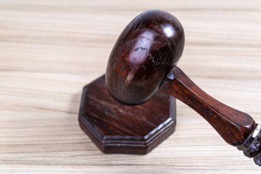 Yargıç 'ın merasim tahtadan tokmağı ayakta duruyor. Yasal ve yasal bir kavram. Boşluğu kopyala.