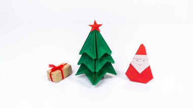 Orijinal origami Noel kartı. Noel ağacı, hediye kutusu ve kağıttan katlanmış Noel Baba. Beyaz arka plan. Boşluğu kopyala.