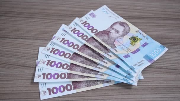 Dłonie Kobiet Zabiera Tysiąc Hrywien Ukraińskich Banknotów Leżących Stole Pojęcie — Wideo stockowe
