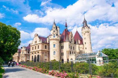 Moszna 'daki saray. Opole Voyvoda 'da tarihi bir konut. Yukarı Silezya, Polonya. Mavi bulutlu gökyüzüne karşı kalenin güzel manzarası. Turist ve Tarihsel Cazibe.