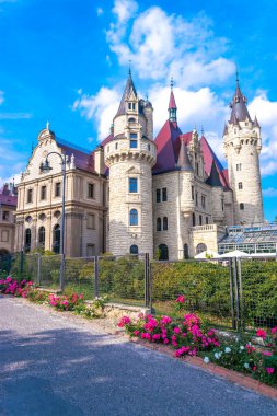 Moszna 'daki saray. Opole Voyvoda 'da tarihi bir konut. Yukarı Silezya, Polonya. Mavi bulutlu gökyüzüne karşı kalenin güzel manzarası. Turist ve Tarihsel Cazibe.