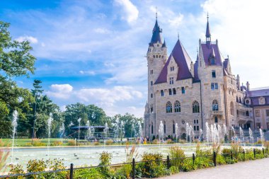 Moszna 'daki saray. Opole Voyvoda 'da tarihi bir konut. Yukarı Silezya, Polonya. Mavi bulutlu gökyüzüne karşı kalenin güzel manzarası. Turist ve Tarihsel Cazibe.