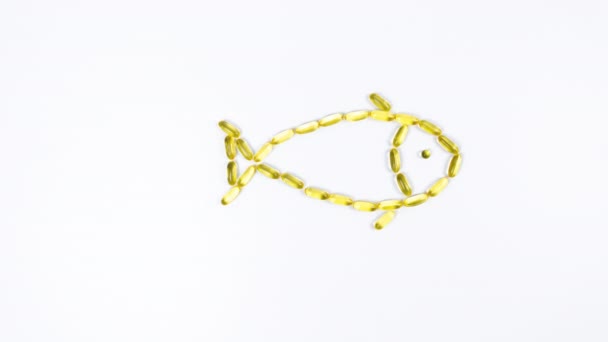 Ryby Vyrobené Žlutých Průhledných Kapslí Rybího Oleje Omega Plave Pohybem — Stock video