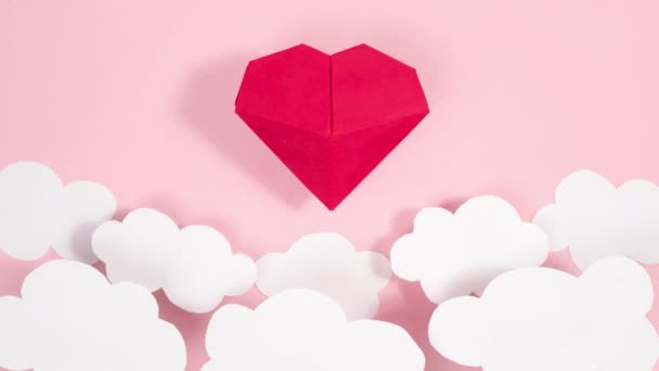 Volumetric Origami Heart Swaying Flies White Clouds Greeting Card Pink — Vídeo de Stock