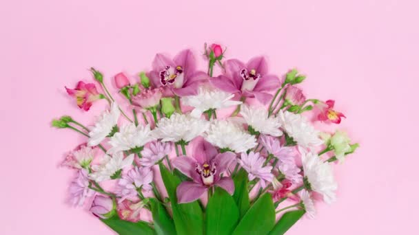 Όμορφο Μπουκέτο Από Φυσικά Λουλούδια Εμφανίζεται Ροζ Φόντο Ευχετήρια Κάρτα — Αρχείο Βίντεο
