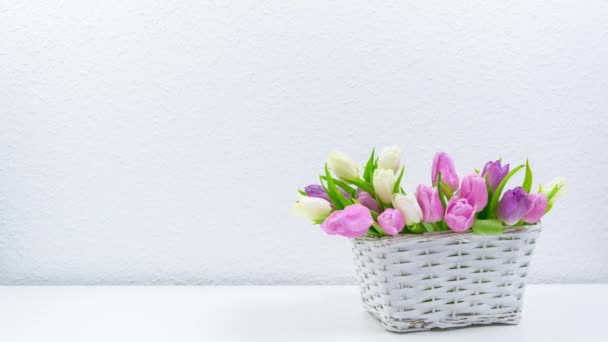 Букет Свежих Натуральных Цветов Тюльпанов Стоит Плетеной Корзине Головы Цветов — стоковое видео