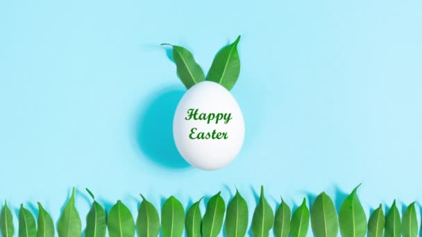 Veselé Velikonoce Bílé Vejce Zdobené Zelenými Listy Symbol Velikonočního Zajíčka — Stock video