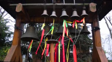 Paskalya için renkli kurdelelerle süslenmiş kilise çanları. Bahar manzarası.