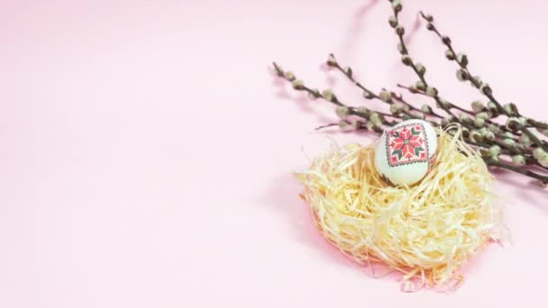 Huevos Pascua Pintados Llegan Cíclicamente Cerca Ramas Sauce Fondo Rosa — Vídeos de Stock