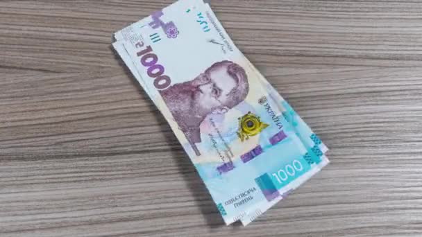 Ukraińskie Banknoty Tysiącletniego Hrywien Rozłożone Stole Zbierane Stos Następnie Ponownie — Wideo stockowe