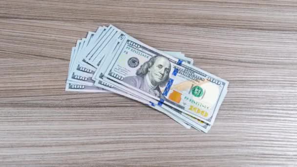 Eller Masaya Serilmiş Yüz Dolarlık Amerikan Banknotlarını Alıyor Gelir Kazanç — Stok video