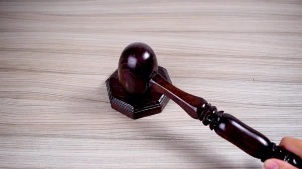 裁判官の儀式用木製のタケルがスタンドに当たった 立法と法的コンセプト コピースペース — ストック動画
