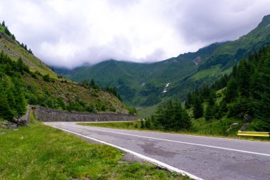Transfagarasan yolu, dünyanın en güzel yollarından biridir. Karpatlar. Romanya. Balea Şelaleli Yeşil Dağ manzarası.