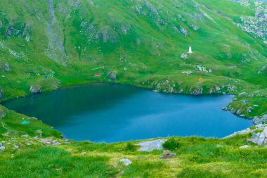 Capra Gölü, Transfagarasan dağ yolu yakınlarındaki Fagaras Dağları 'nda bulunan buzul gölüdür ve dünyanın en güzel yollarından biridir. Karpatlar. Romanya.