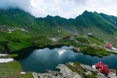 Balea Gölü kıyısındaki Chalets Fagaras Dağları 'ndaki buzul gölüdür. Transfagarasan dağ yolu, dünyanın en güzel yollarından biridir. Güzel dağların manzarası. Karpatlar. Romanya.