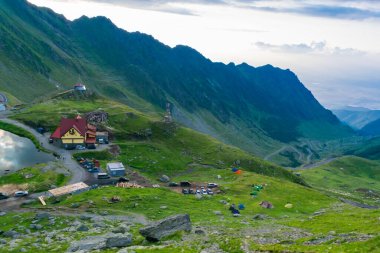 Balea Gölü kıyısındaki Chalets Fagaras Dağları 'ndaki buzul gölüdür. Transfagarasan dağ yolu, dünyanın en güzel yollarından biridir. Güzel dağların manzarası. Karpatlar. Romanya.