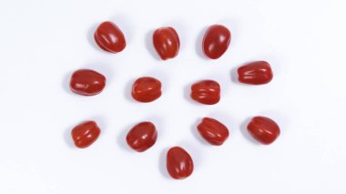 Bir grup kırmızı vişneli domates. Sebze konsepti. Vejetaryenlik ve vejetaryenlik kavramı. Uygun beslenme.