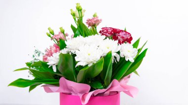 Çeşitli doğal çiçeklerden oluşan büyük, güzel bir buket kapanıyor. Beyaz arka plan. Doğum günü kartı, anneler günü, kadınlar günü ya da başka bir gün için tebrik kartı. Boşluğu kopyala.