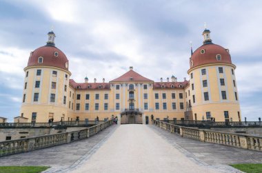 Güzel Moritzburg Şatosu. Mavi bulutlu gökyüzüne karşı Sülün Sarayı olarak da bilinir. Saksonya. Almanya.