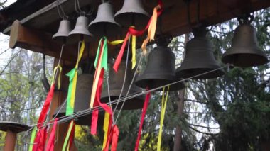 Paskalya için renkli kurdelelerle süslenmiş kilise çanları. Bahar manzarası.