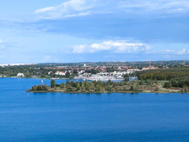 Cospudener Gölü 'nün ve Leipzig ve Markkleeberg şehirlerinin en üst manzarası. Mavi gökyüzü ile güneşli yaz manzarası. Saksonya. Almanya.