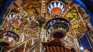 Leipzig, Almanya - 14 Aralık 2024: Noel panayırında çocukların parlak renkli atlıkarıncaları. Geleneksel Noel şehir pazarları, turistlerin ve yerlilerin ziyaret edeceği favori yerler.