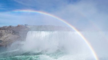 At nalı şelalesinin güzel manzarası, Niagara Şelalesinin en büyük üç şelalesi. Ön planda parlak gökkuşağı. Yakınlarda bir su bulutu yükseliyor. Kanada tarafından görüntüle.
