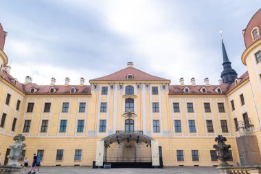 Moritzburg, Almanya - 11 Ağustos 2024: Küçük Sülün Sarayı olarak da bilinen güzel Moritzburg Kalesi yakınlarındaki turistler. Saksonya. Almanya.