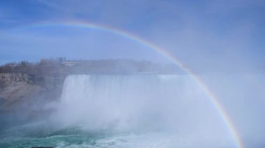 At nalı şelalesinin güzel manzarası, Niagara Şelalesinin en büyük üç şelalesi. Ön planda parlak gökkuşağı. Yakınlarda bir su bulutu yükseliyor. Kanada tarafından görüntüle.