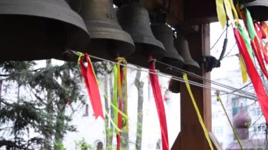 Paskalya için renkli kurdelelerle süslenmiş kilise çanları. Bahar manzarası.