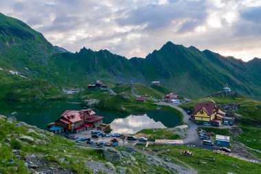 Balea Gölü kıyısındaki Chalets Fagaras Dağları 'ndaki buzul gölüdür. Transfagarasan dağ yolu, dünyanın en güzel yollarından biridir. Güzel dağların manzarası. Karpatlar. Romanya.