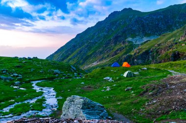 Transfagarasan yolunun yakınındaki turist çadırları dünyanın en güzel yollarından biridir. Karpatlar. Romanya. Gün batımında yüksek dağların güzel manzarası.
