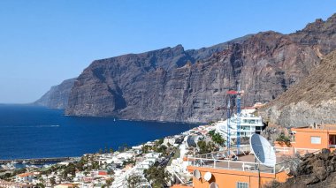 Los Gigantes şehrinin arka planında dev kayalıklar, Acantilados de Los Gigantes, 500-800 metreye kadar yükselir. Tenerife. Kanarya Adaları. İspanya. Atlantik Okyanusu.