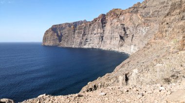 Dev uçurumlar, Acantilados de Los Gigantes denizden 500-800 metre yüksekliğe yükselir. Uçurumlar Tenerife 'nin en önemli turistik yerlerinden biridir. Kanarya Adaları. İspanya. Atlantik Okyanusu.