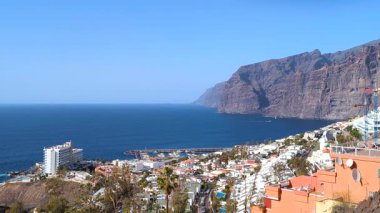 Los Gigantes şehrinin arka planında dev kayalıklar, Acantilados de Los Gigantes, 500-800 metreye kadar yükselir. Tenerife. Kanarya Adaları. İspanya. Atlantik Okyanusu.