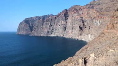 Dev uçurumlar, Acantilados de Los Gigantes denizden 500-800 metre yüksekliğe yükselir. Uçurumlar Tenerife 'nin en önemli turistik yerlerinden biridir. Kanarya Adaları. İspanya. Atlantik Okyanusu.