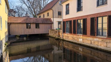 Kramerbrucke köprüsünde duran yarı keresteli evlerin tarihi ön cepheleri. Kuzey tarafında. Yakın plan. Thüringen 'in başkenti Erfurt' un başlıca ilgi odağı. Eski kasaba. Almanya.