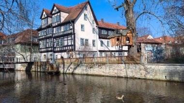 Thüringen 'in başkenti Erfurt' taki Gera Nehri yakınlarındaki tarihi yarı keresteli evlerin cepheleri. Eski kasaba. Almanya.