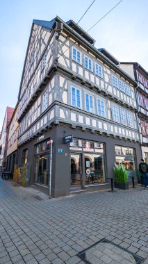 Erfurt, Almanya - 8 Mart 2025: Eski tarihi yarı ahşap evlerin güzel cepheleri. Kapatın. Thüringen. Eski Şehir. 