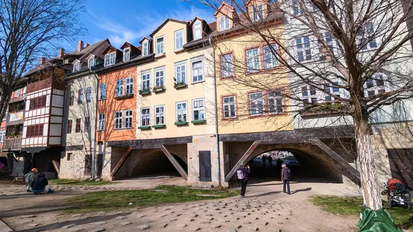 Erfurt, Almanya - 8 Mart 2025: Krmerbrcke Köprüsü üzerinde duran tarihi yarı keresteli evler. Güney tarafında. Avrupa 'nın en uzun inşa edilmiş ve yerleşim olan köprüsü. Erfurt şehrinin ana ilgi odağı. Eski Şehir.