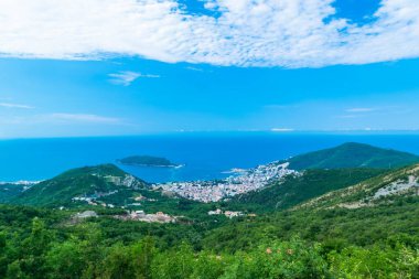 Budva şehrinin tepesinden bak. Karadağ 'daki Adriyatik Denizi' nde Budva Riviera. Mavi gökyüzüne karşı yeşil dağların güzel manzarası.