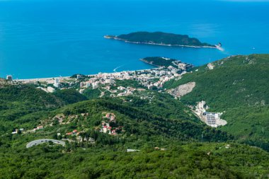 Becici şehrinin tepesinden bak. Karadağ 'daki Adriyatik Denizi' nde Budva Riviera. Mavi gökyüzüne karşı yeşil dağların güzel manzarası.