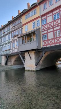 Krmerbrcke köprüsünde duran tarihi yarı keresteli evler. Kuzey tarafında. Avrupa 'nın en uzun inşa edilmiş ve yerleşim olan köprüsü. Erfurt şehrinin başlıca ilgi odağı, Thüringen 'in başkenti. Eski kasaba. Almanya.