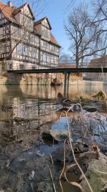 Thüringen 'in başkenti Erfurt' taki Gera Nehri yakınlarındaki tarihi yarı keresteli evlerin cepheleri. Eski kasaba. Almanya.