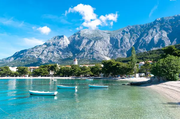 Yaz mevsiminde sakin Adriyatik Denizi. Güneşli bir sabahta temiz küçük çakıl taşı plajı. Promajna, Hırvatistan. Adriyatik Denizi kıyısında muhteşem çam ağaçları yetişir. Tatil konumu.