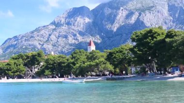 Yaz mevsiminde sakin Adriyatik Denizi. Güneşli bir sabahta temiz küçük çakıl taşı plajı. Promajna, Hırvatistan. Adriyatik Denizi kıyısında muhteşem çam ağaçları yetişir. Tatil konumu.