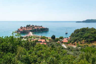 Karadağ kıyılarının sembol ve incisi olan küçük güzel ada ve Sveti Stefan kasabasına Milyonerler Adası da adı veriliyor. Parlak turuncu çatılar ve mavi Adriyatik Denizi 'nden oluşan güzel bir yaz manzarası. Karadağ.