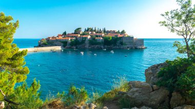 Karadağ kıyılarının sembol ve incisi olan küçük güzel ada ve Sveti Stefan kasabasına Milyonerler Adası da adı veriliyor. Turuncu çatılar ve Adriyatik Denizi 'nden oluşan güzel bir yaz manzarası. Karadağ.